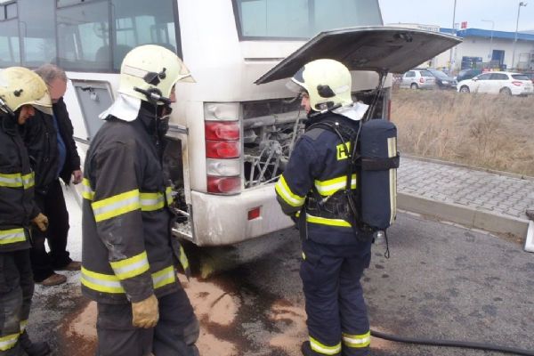 Ve Volduchách hořel autobus, uhasili ho řidič s cestujícím 