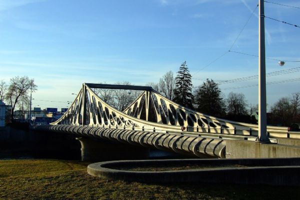 Generální oprava čeká dřevěný chodník Dlouhého mostu