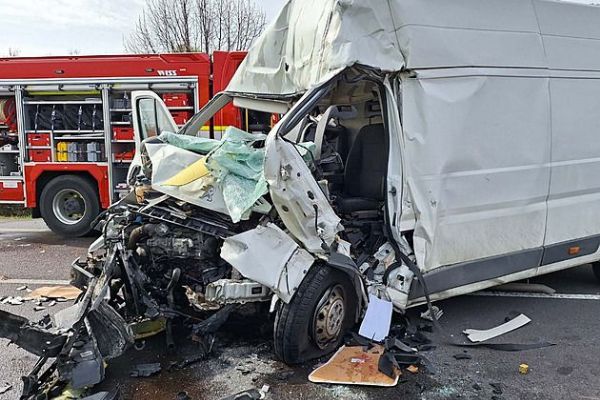 Srážka dodávky s kamionem: jeden mrtvý, hasiči zasahují