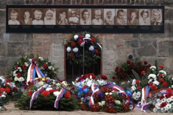 Náměstek ministra kultury Vlastislav Ouroda uctil památku obětí operace SILVER A