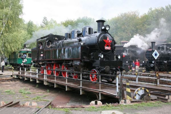 Nostalgické léto na kolejích nabízí parní vlaky na Šumavě či v Posázaví i svezení s „Bobinkou“