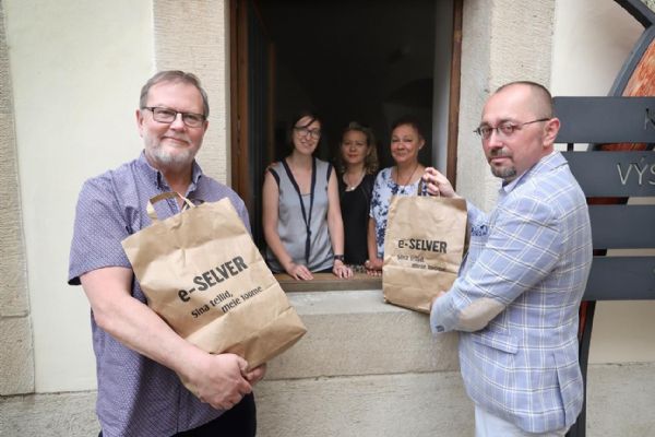 Potravinová banka na Novoměstské radnici pomáhá už třetí měsíc