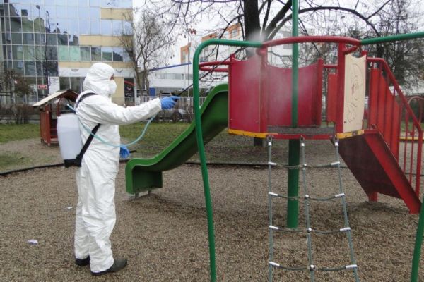 Praha 10 odstartovala pravidelnou dezinfekci svých dětských hřišť