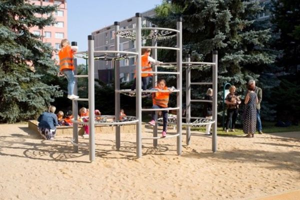 Praha 13 otevřela nově zrekonstruované dětské hřiště