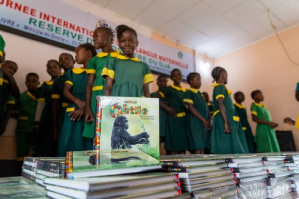 První vázaná kniha v dialektu badjoué - Gorilí pohádky s „pražskou“ Mojou v hlavní roli