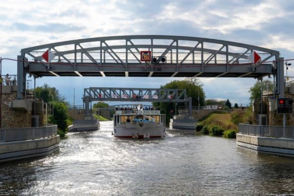 První vysoká loď proplula pod čtyřmi zdvižnými mosty na plavebním kanále Vraňany – Hořín u Mělníka