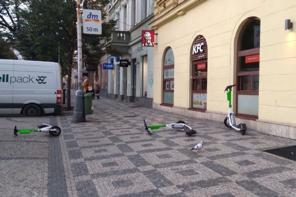 Radnici Prahy 2 došla s parkováním elektrokoloběžek trpělivost