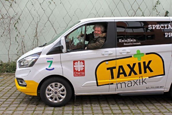 Seniory a hůře pohyblivé obyvatele Prahy 7 sveze po městě speciální taxík
