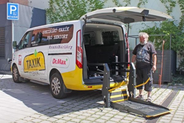 Taxík Maxík nyní i s novou plošinou pro vozíčkáře