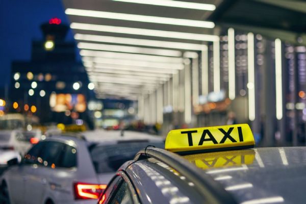Taxislužba na letišti změní koncept. Cestující budou znát předem cenu jízdy