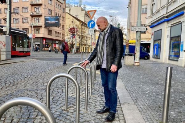 V Praze 5 u Anděla zaparkujete kola v nových cyklostojanech