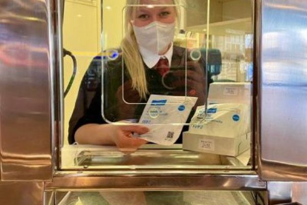 V Praze si cestující od úterý mohou zakoupit respirátor na 40 místech v MHD