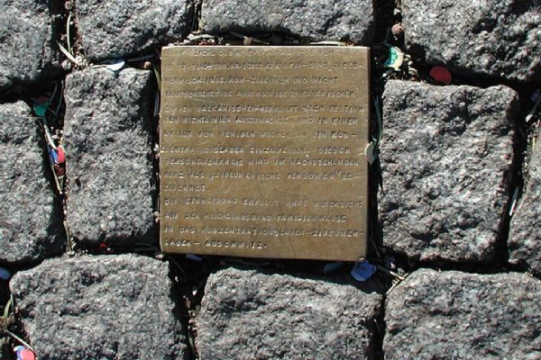 Kameny zmizelých připomínají tragédii osmi Židů