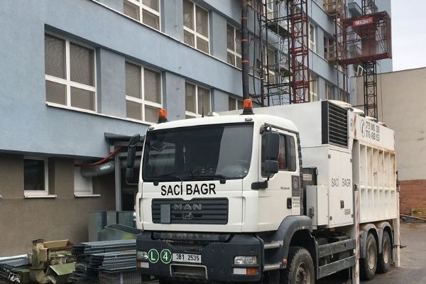 Při rekonstrukci interního pavilonu jihlavské nemocnice pomáhá i sací bagr