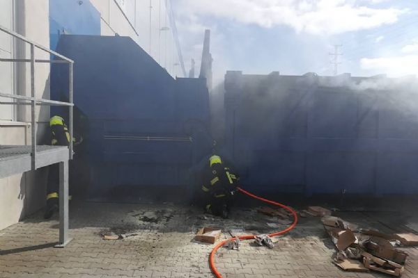 Cheb: Hasiči likvidovali požár kontejneru na papír