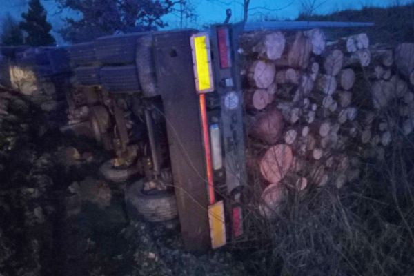 Cheb: Kamion převážející dřevo se převrátil na bok