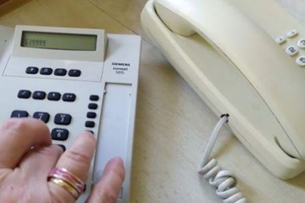 Cheb: Město zavedlo telefonickou službu pro seniory