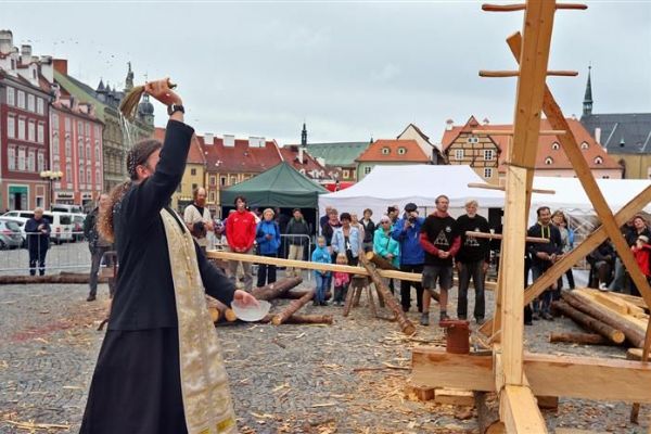 Cheb: Mistři tesaři vyrobili na náměstí repliku nejstaršího krovu v ČR