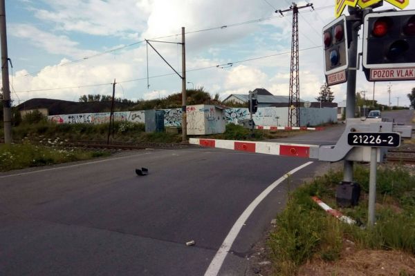 Cheb: Nehoda na přejezdu uzavřela provoz na trati