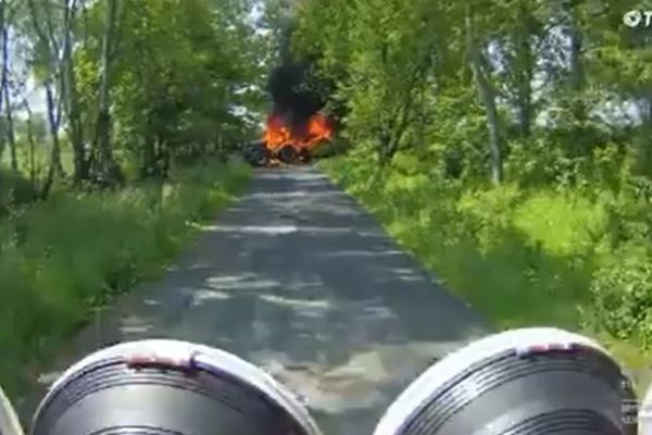 Chebsko: Traktorista odjel s hořícím strojem mimo pole 