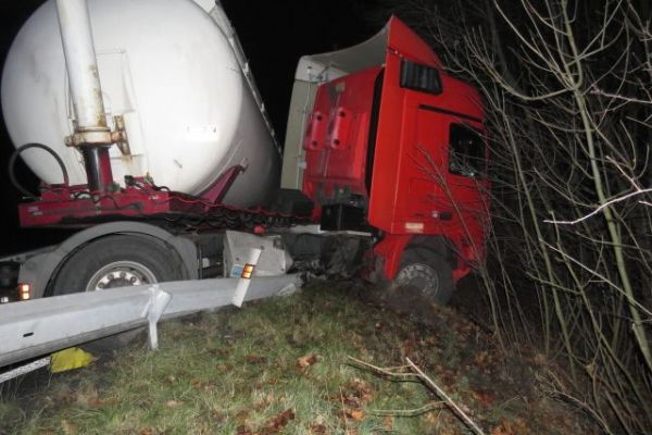 Karlovarsko: Dvě nehody nákladních souprav. Škoda přes 700 tisíc