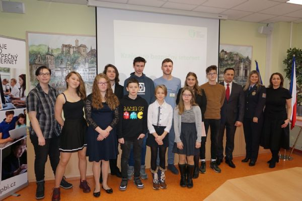 Karlovarsko: Hejtman ocenil děti, které si umí poradit s nástrahami internetu