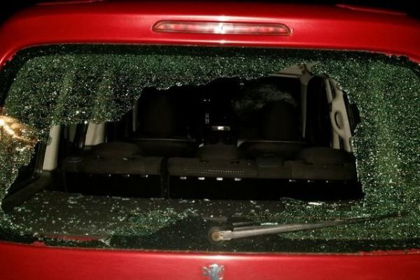 Karlovarsko: Kladivem rozbil okna u domu i vozidla