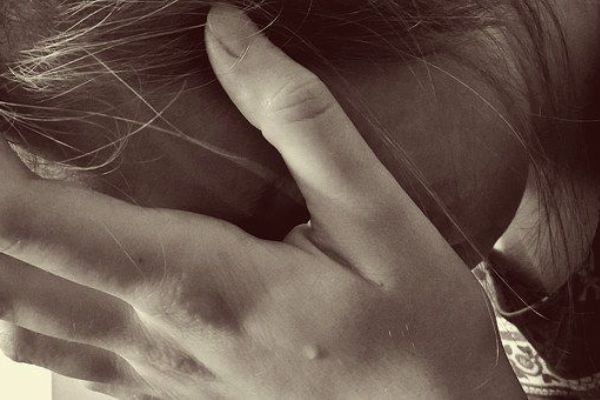 Karlovarsko: Po přítelkyni házel židle, bil jí do hlavy a škrtil