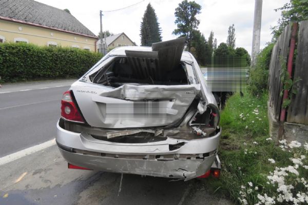 Karlovarsko: S vozidlem narazil do plotu a plynového pomníku 