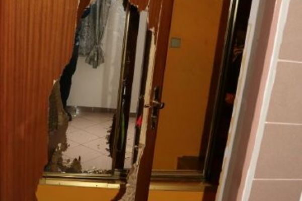 Karlovy Vary: Agresor napadl muže pěstí. Vztek si vybil i na dveřích