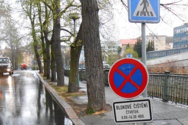 Karlovy Vary: Blokové čištění města s odtahy vozidel končí. Není potřeba přeparkovávat