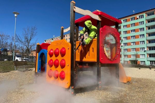 Karlovy Vary: Dětská hřiště zůstávají přístupná. Dnes začne jejich desinfekce