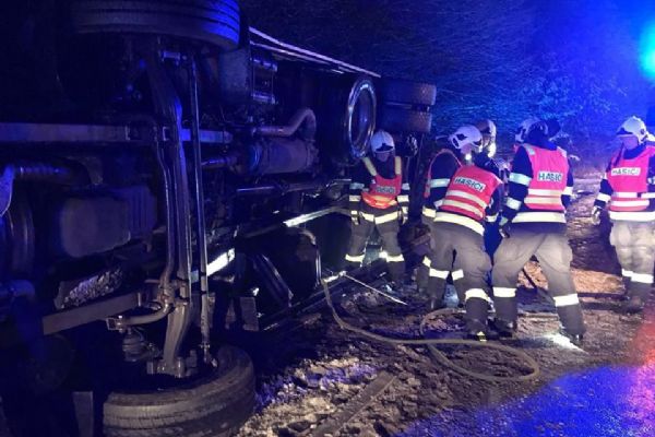 Karlovy Vary: Dnes ráno zasahovali hasiči u dopravní nehody nákladního auta
