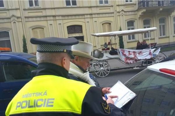 Karlovy Vary: Městská policie protestujícím fiakristům zabránila v jízdě kočárů