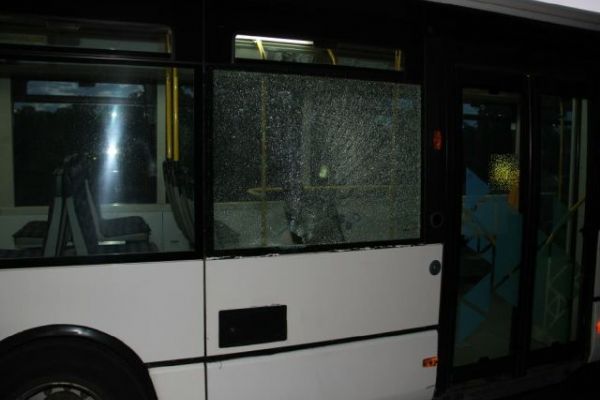 Karlovy Vary: Mladík hodil sklenku po autobusu. Škoda 40 tisíc
