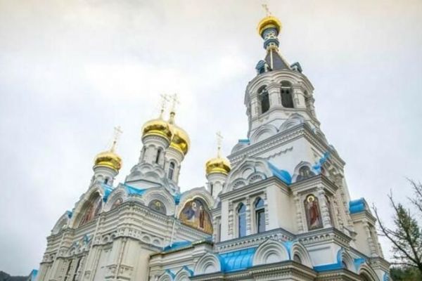 Karlovy Vary: Muž pod vlivem drog se plazil v kostele s tím, že zhřešil a jen satan mu pomůže