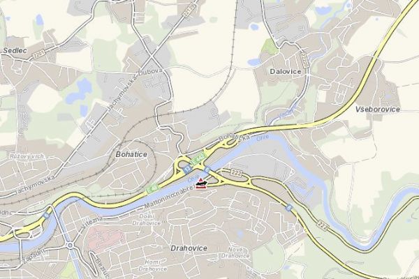 Karlovy Vary: Osobní vozidlo narazilo do dopravního značení