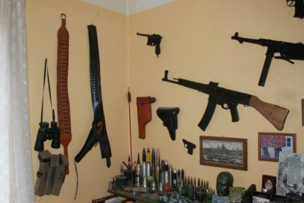 Karlovy Vary: Přechovával doma velké množství zbraní a střeliva