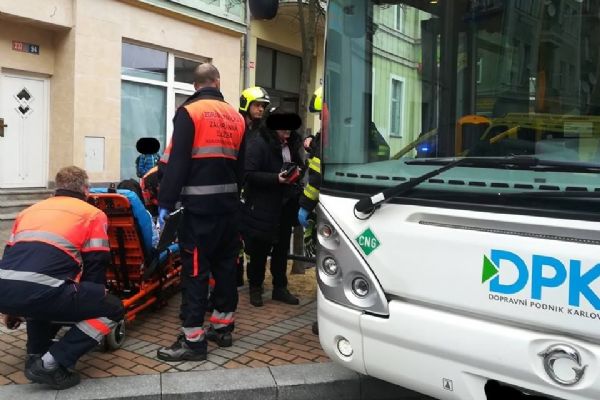 Karlovy Vary: Střet autobusu s chodkyní