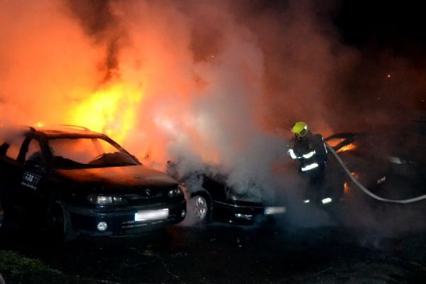 Karlovy Vary: V areálu odtahové služby shořelo osm aut
