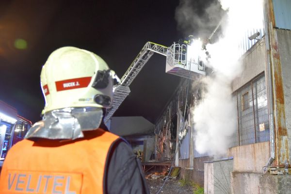 Karlovy Vary: V noci vyhořel bazar s nábytkem