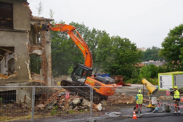 Karlovy Vary: Včera začala demolice bývalé budovy patologie
