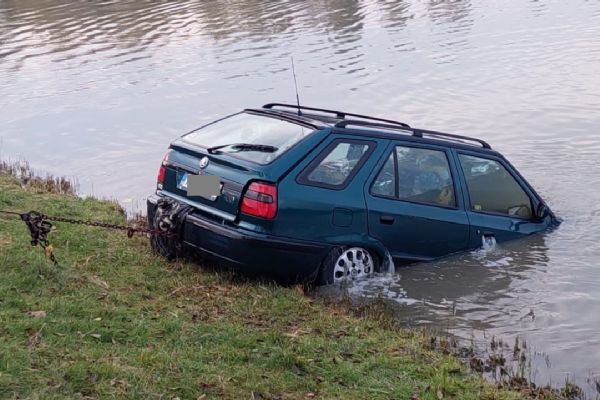 Kfely u Ostrova: Osobní vozidlo sjelo do rybníka