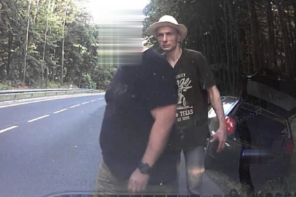 Kynšperk nad Ohří: Poznáváte muže v klobouku? Odcizil auto