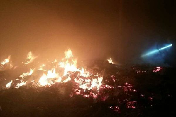 Libá: Dvanáct jednotek hasičů likvidovalo požár v bývalé přádelně