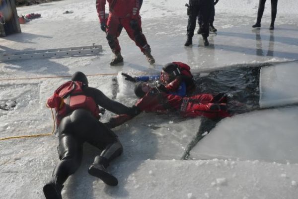Lomnice: Policisté se cvičili v záchraně tonoucího na zamrzlé vodní ploše