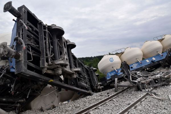 Mariánské Lázně: Na místo vykolejeného vlaku míří vyprošťovací tank