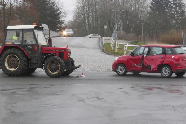 Mariánské Lázně: Střet traktoru s osobním vozidlem