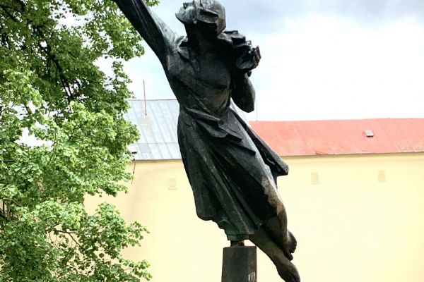 Mariánské Lázně: Za muzeem bylo instalováno torzo Letící ženy 