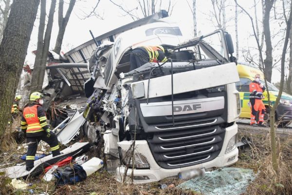 Mezirolí, Nejdek: Nehoda kamionu uzavřela silnici na několik hodin